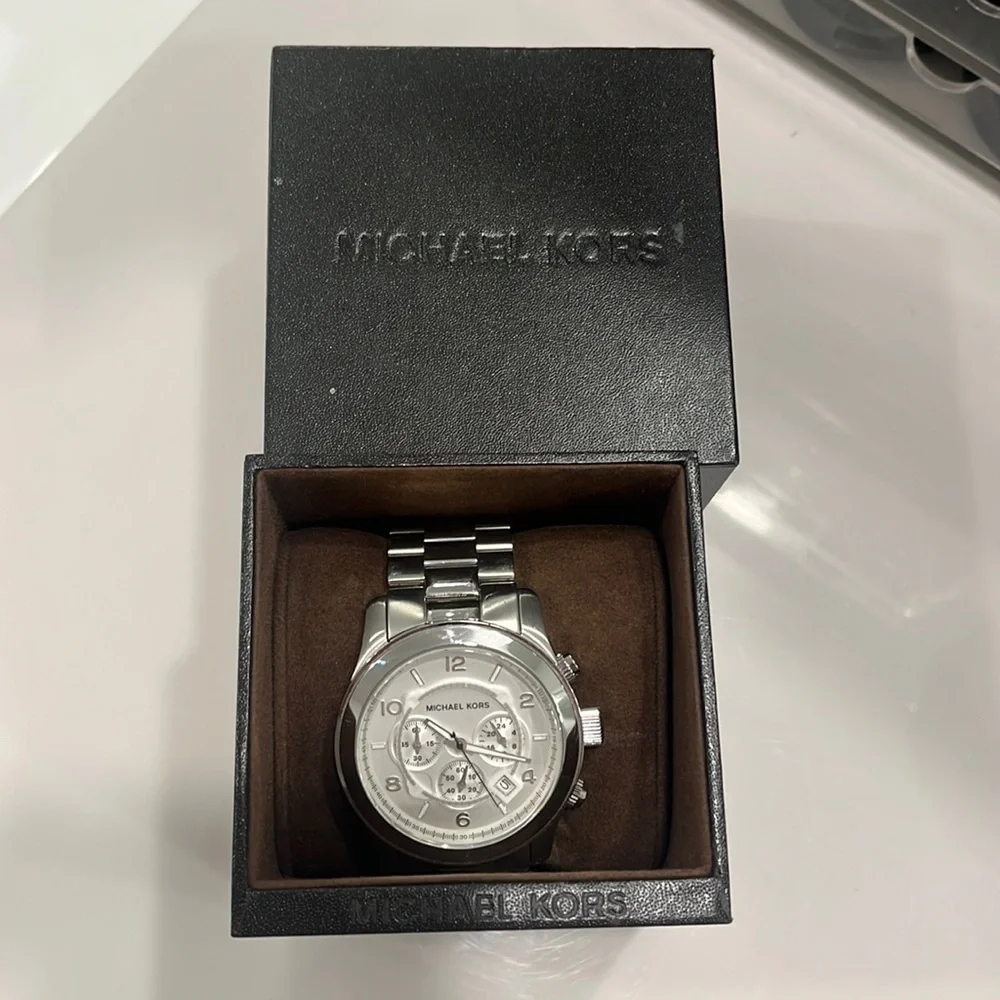 Michael Kors - Picture 2 of 5